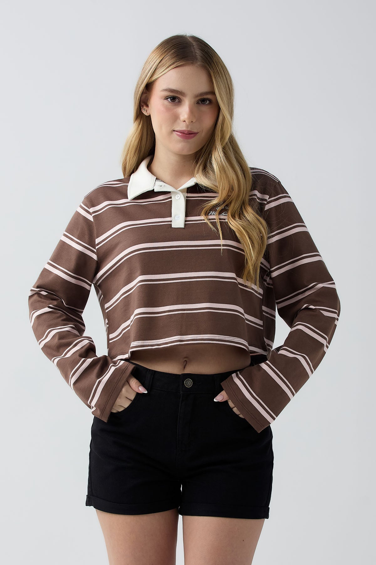 Polo café medio estampado de rayas para jóvenes