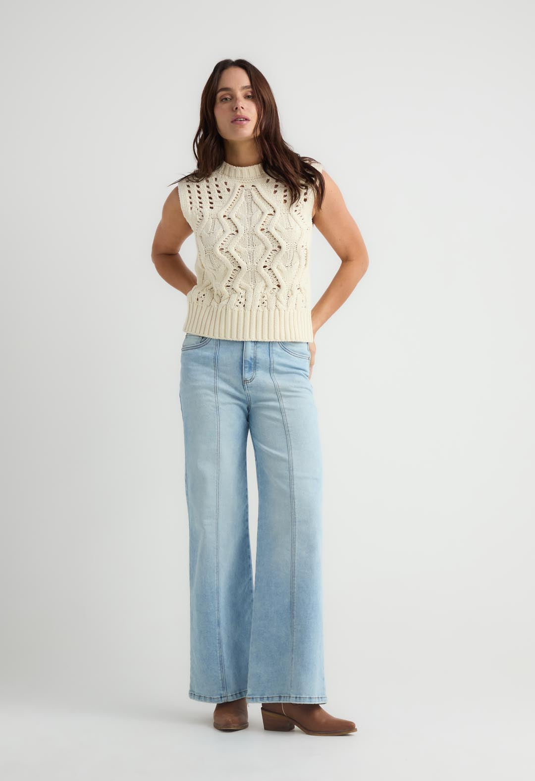 Jean retro tono claro con corte en delantero para mujer