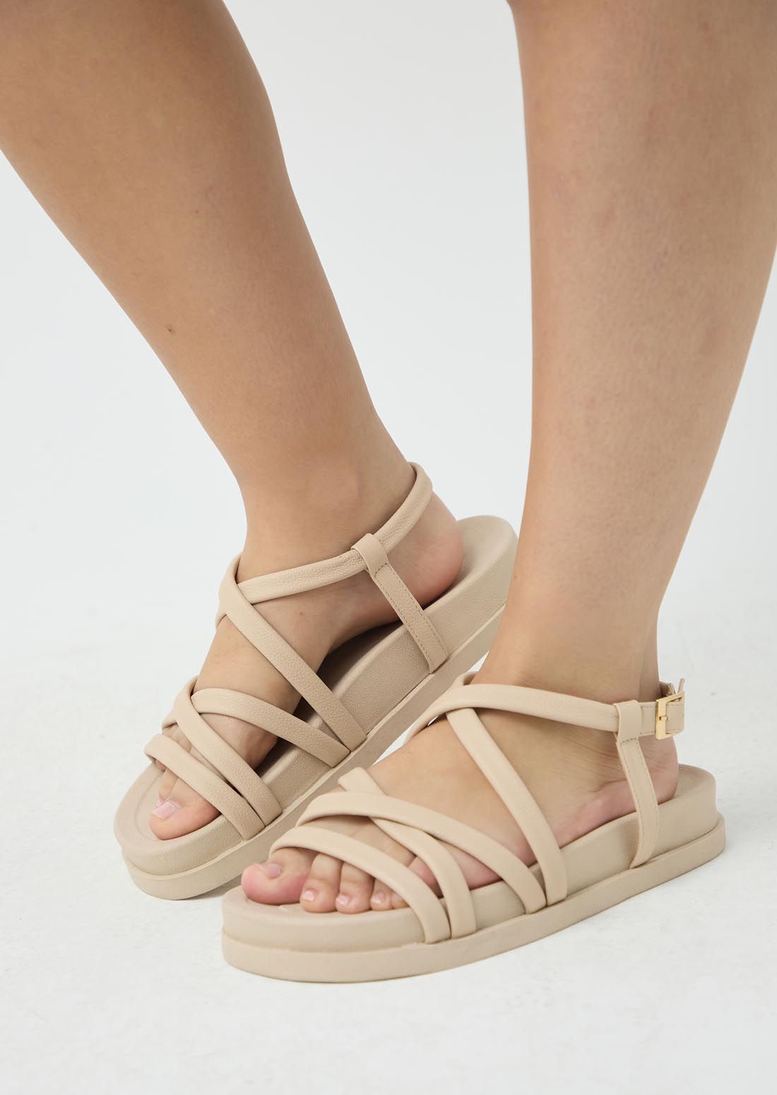 Sandalias arena con cruces para jóvenes