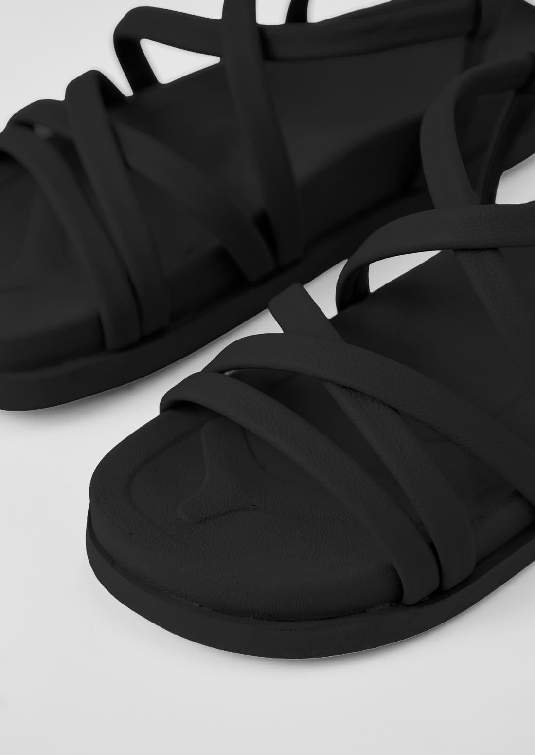 Sandalias negras con cruces para jóvenes