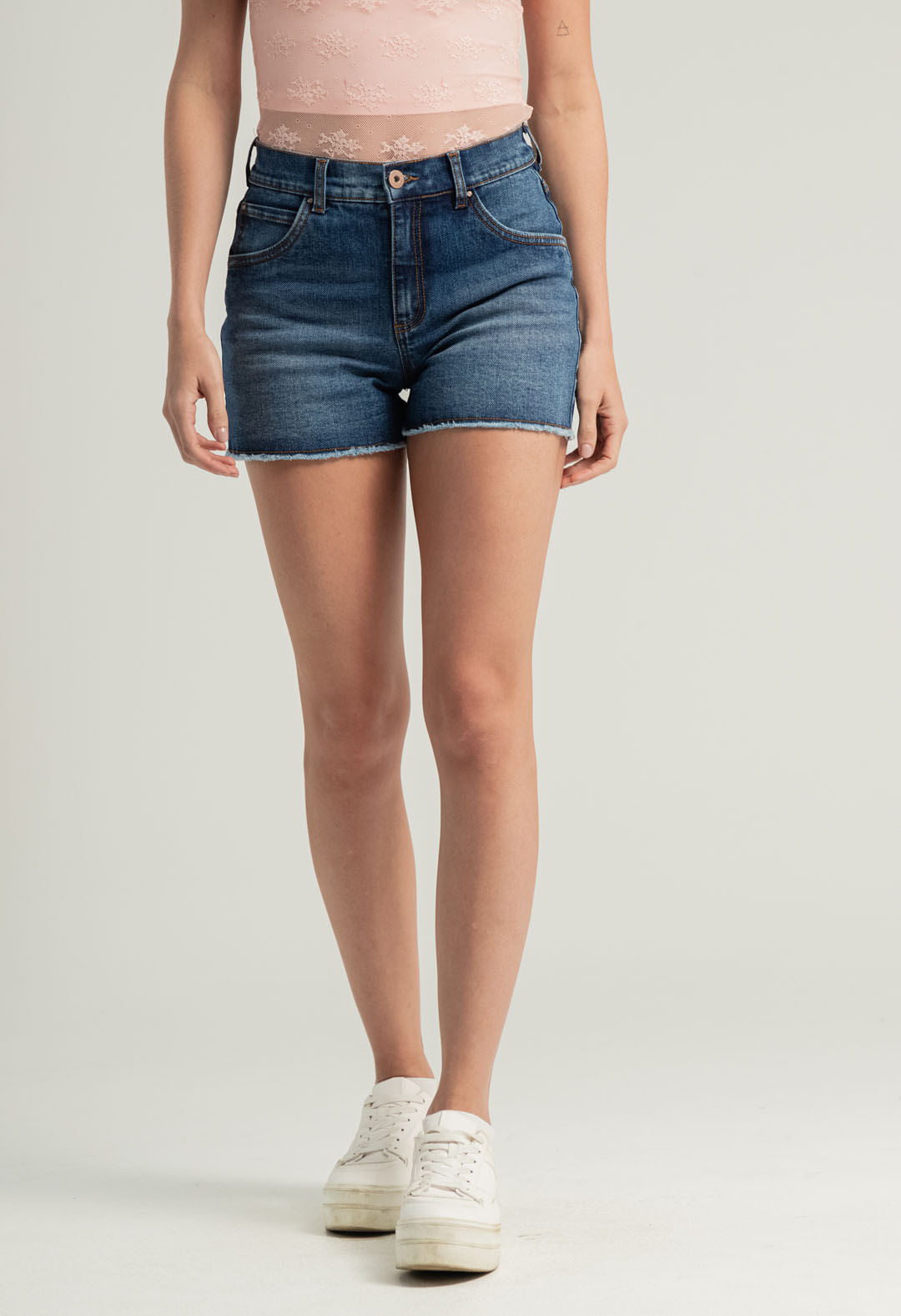 Short oscuro ruedo desflecado para mujeres