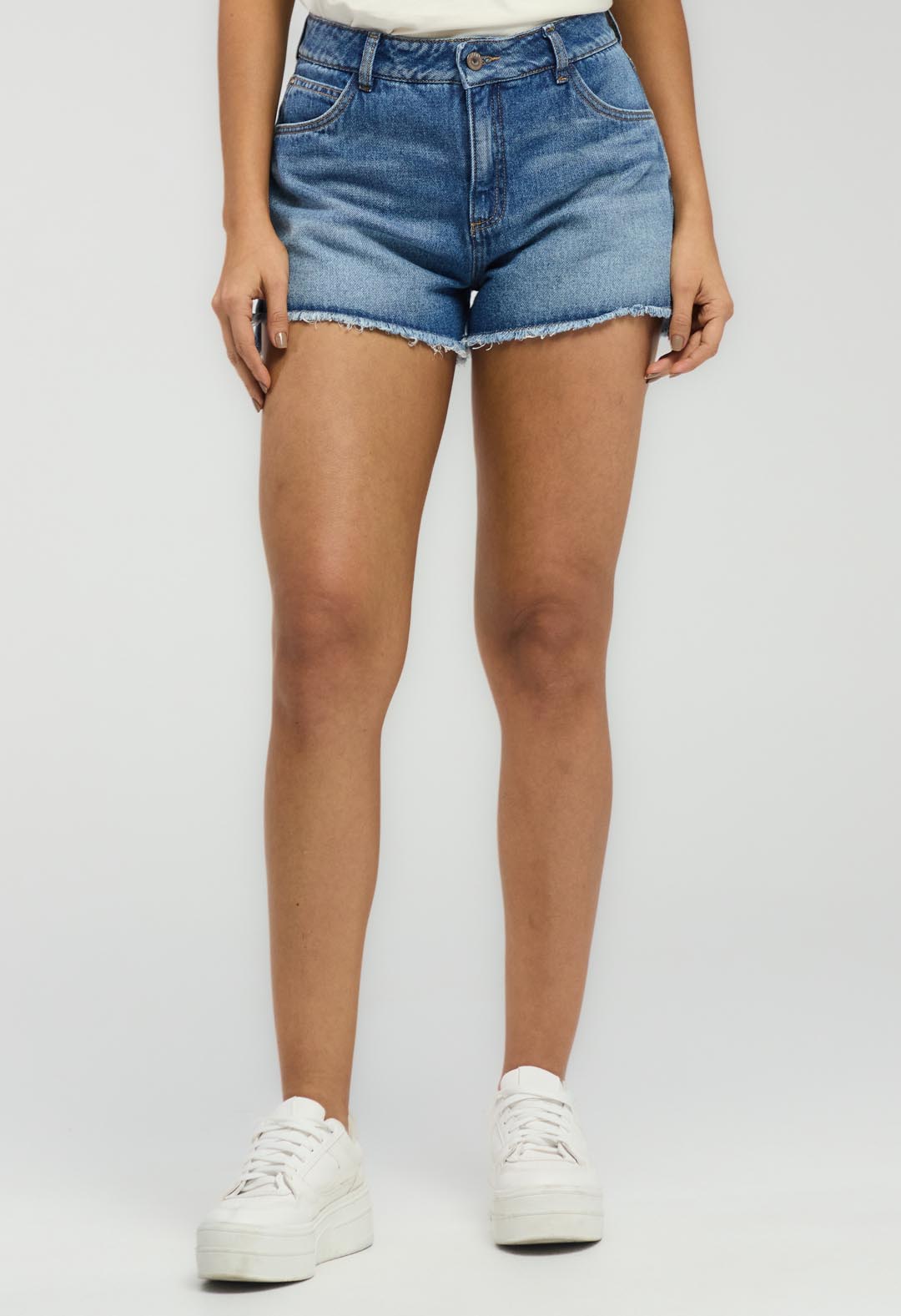 Short medio con ruedo desgastado para mujeres