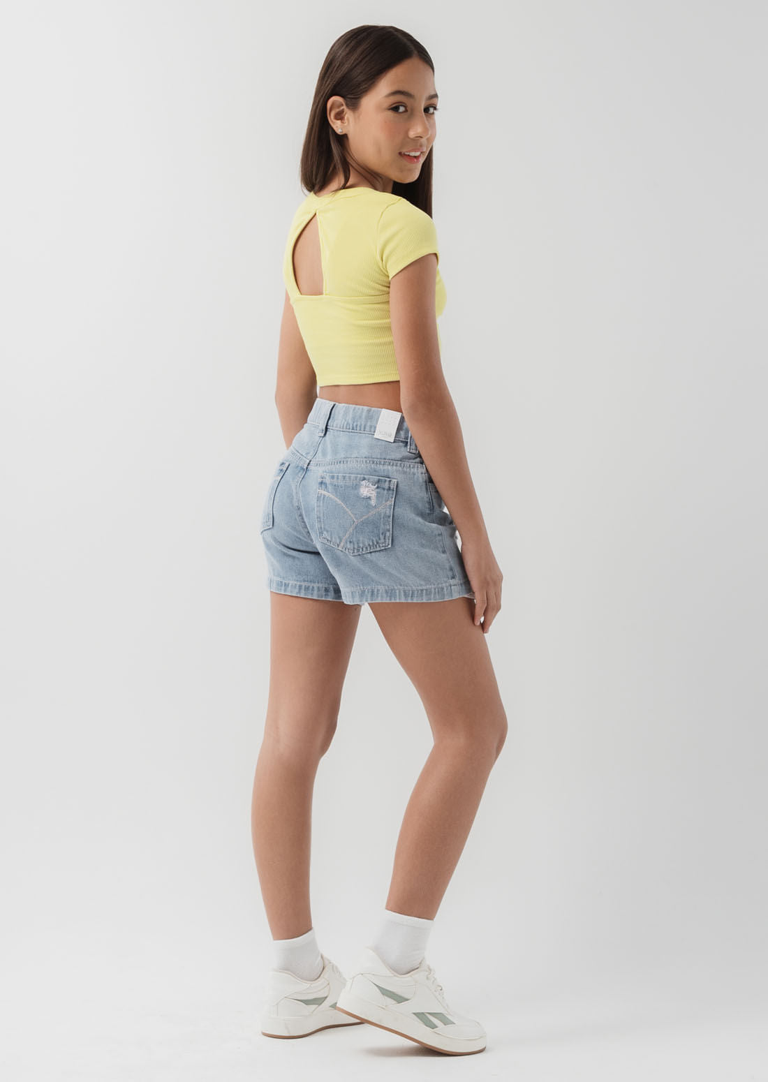 Short lavado claro y tiro medio para niñas
