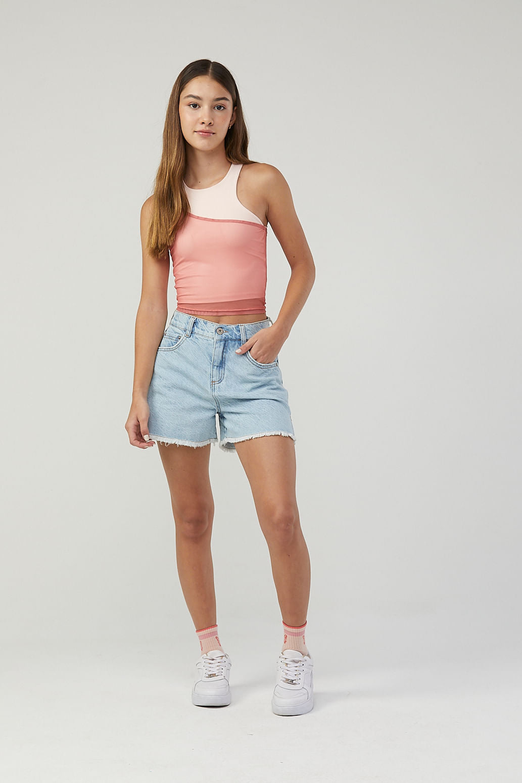 Short azul claro con abertura en costado para jóvenes