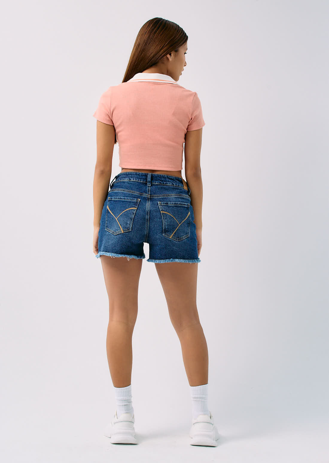 Short medio oscuro con bota desflecada para jóvenes