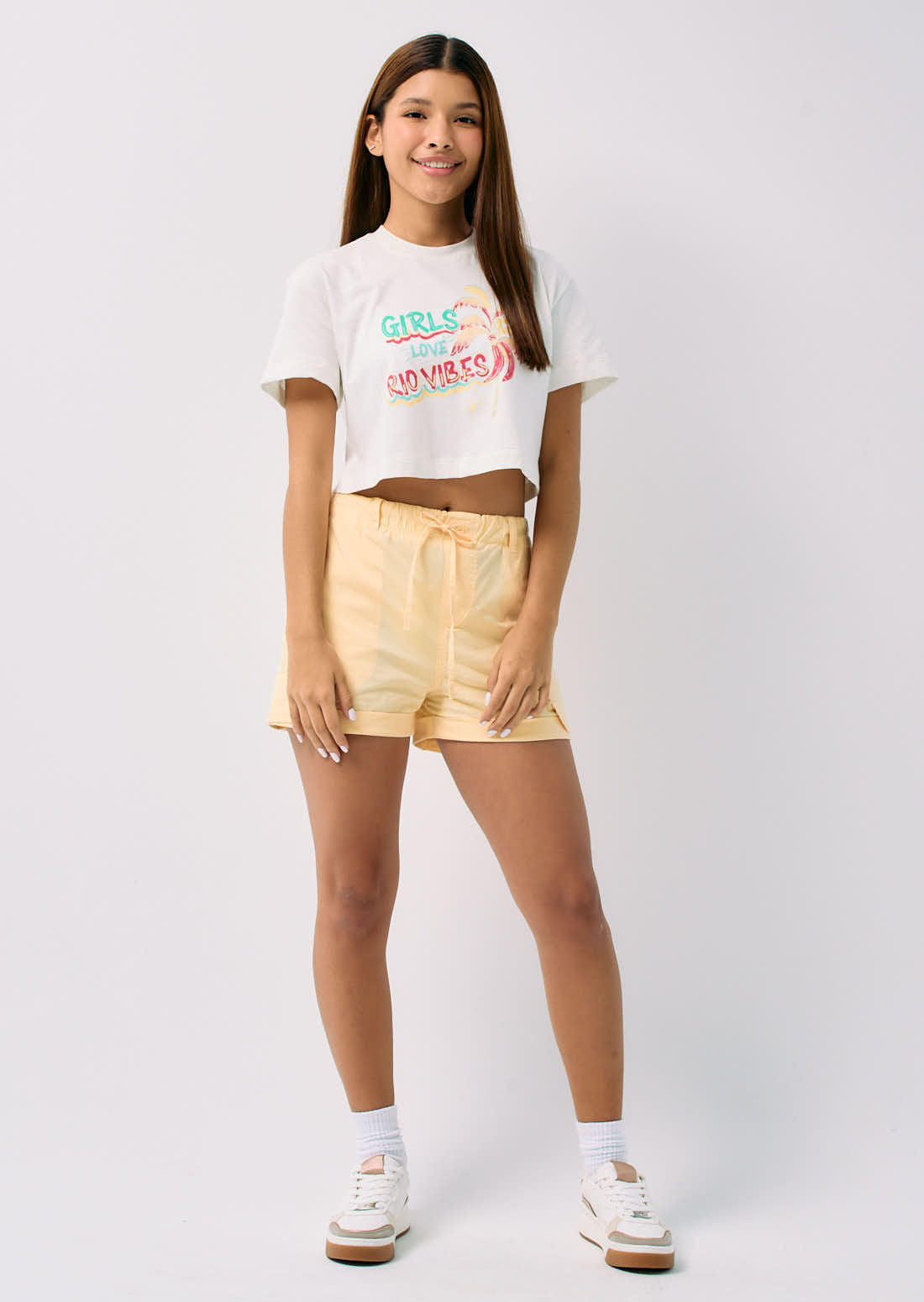 Short amarillo pastel fondo entero para jóvenes