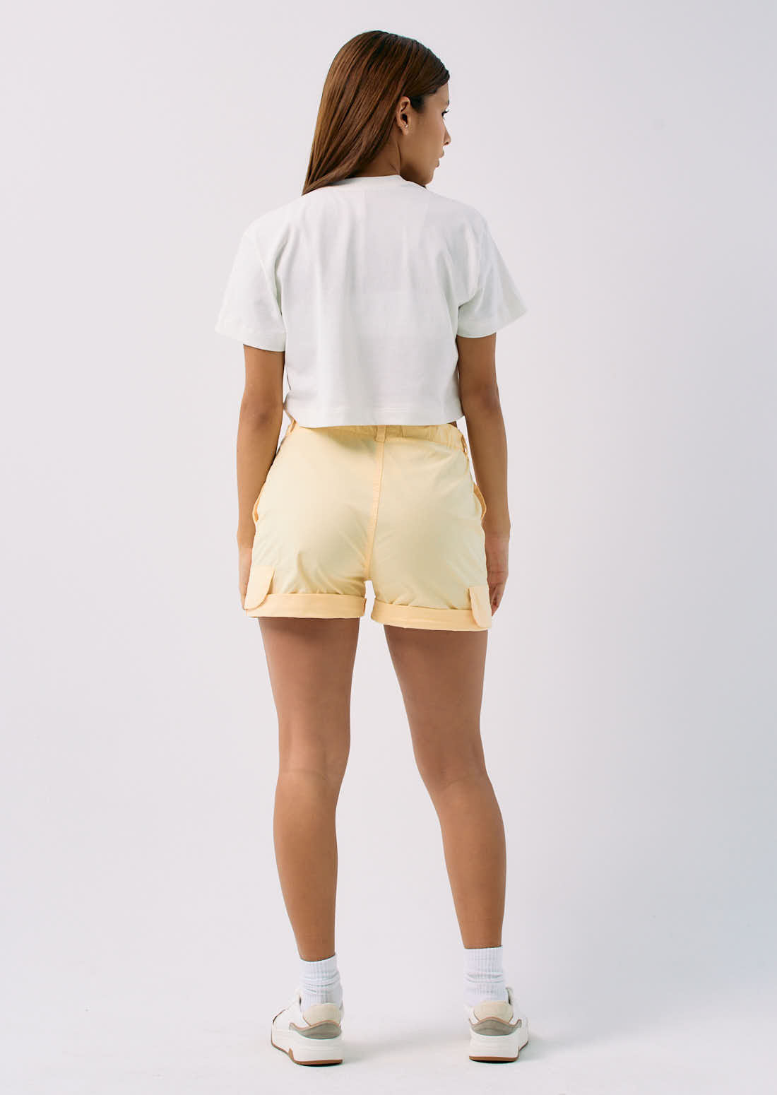 Short amarillo pastel fondo entero para jóvenes