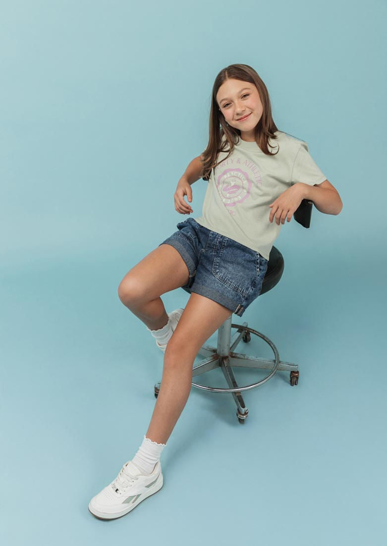 Short medio oscuro bolsillos tipo parche para niñas