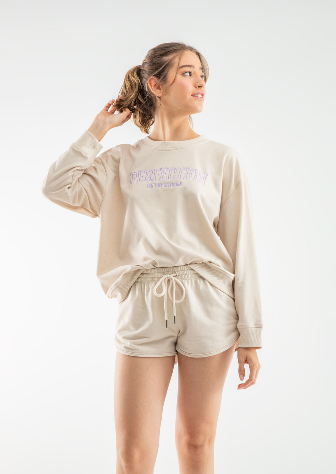 Short crudo con bolsillos en costados para jóvenes