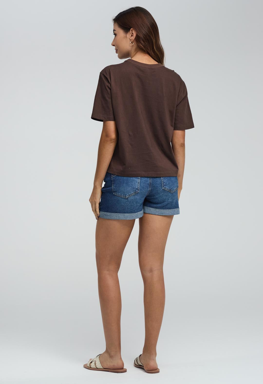 Short medio oscuro con botones para mujeres