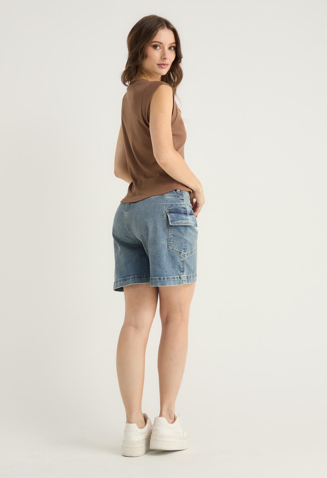 Short medio con bolsillos en costados para mujeres