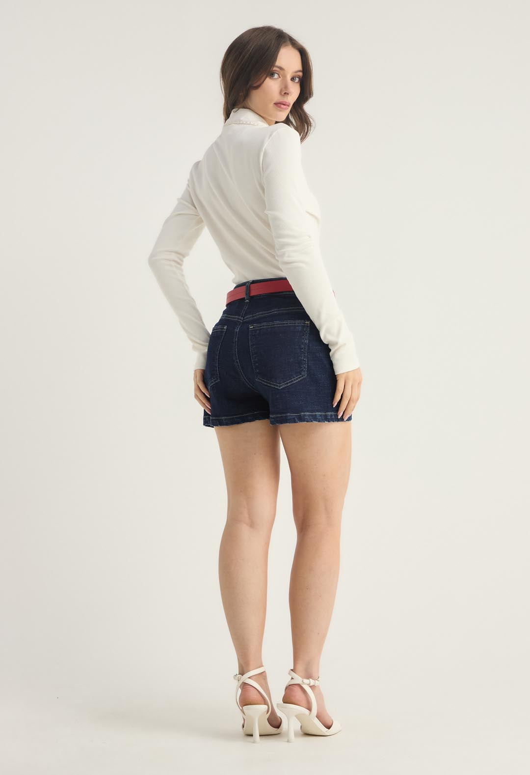 Short lavado oscuro con bolsillos en delantero para mujer