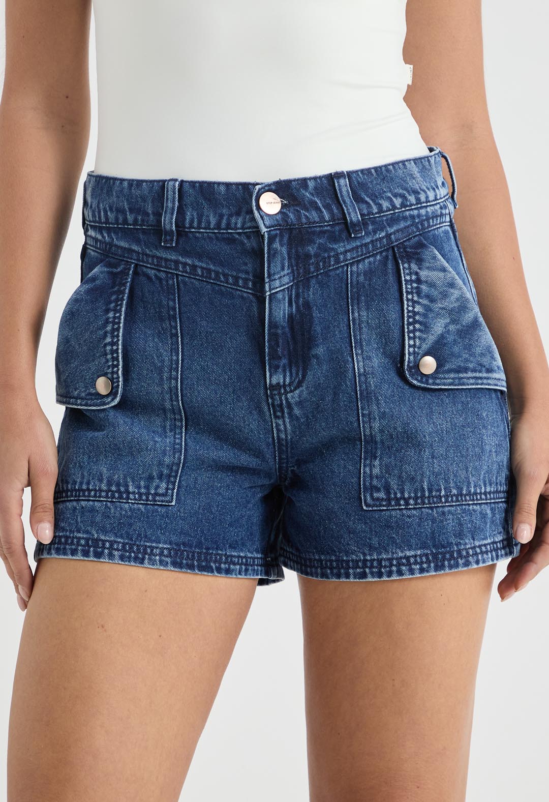 Short medio con bolsillos para mujer