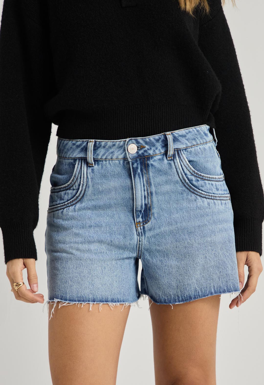 Short claro con bota desflecada para mujer