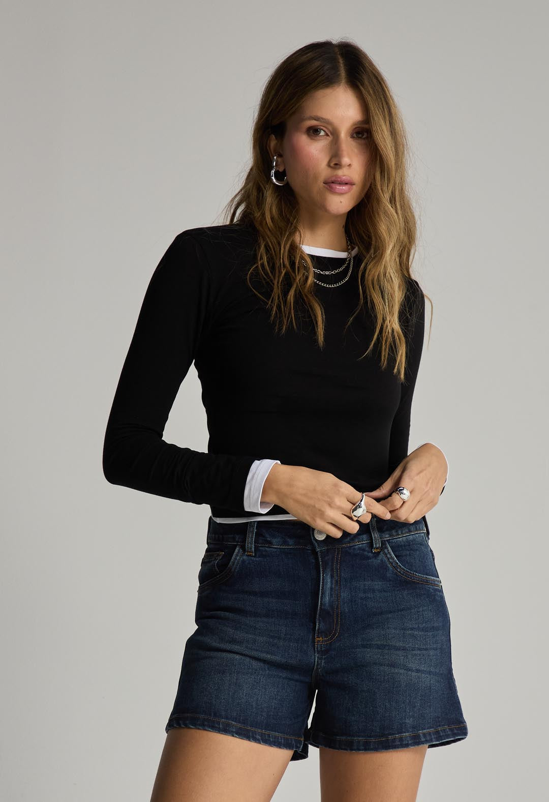 Short tono oscuro básico para mujer