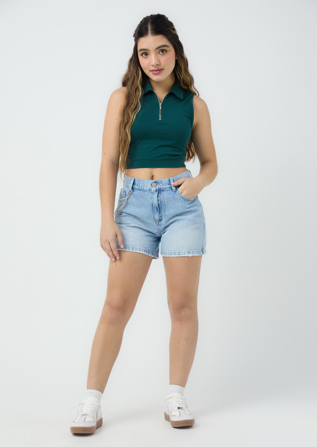 Short claro con cadena para jóvenes