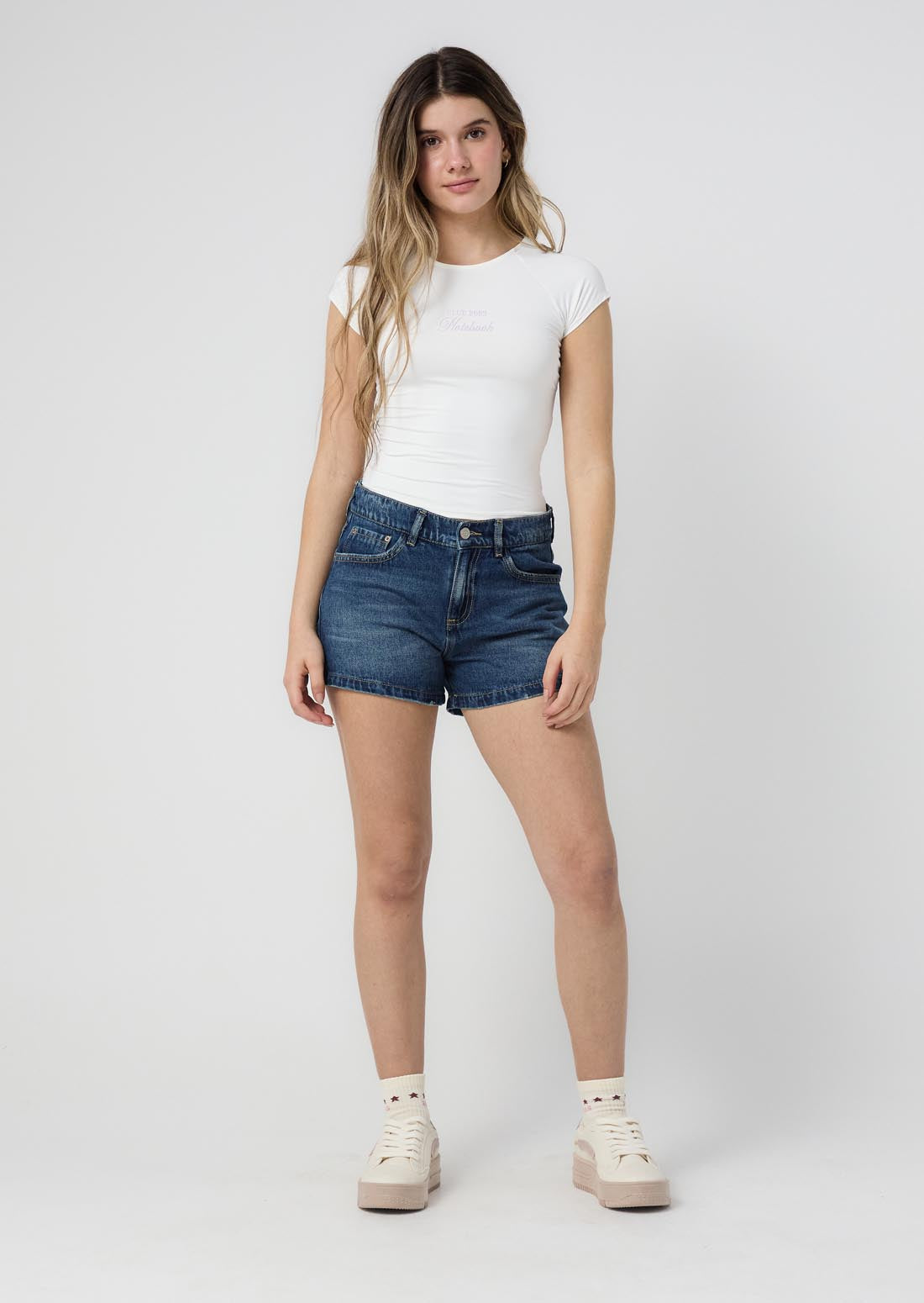 Short medio oscuro con bolsillos para jóvenes