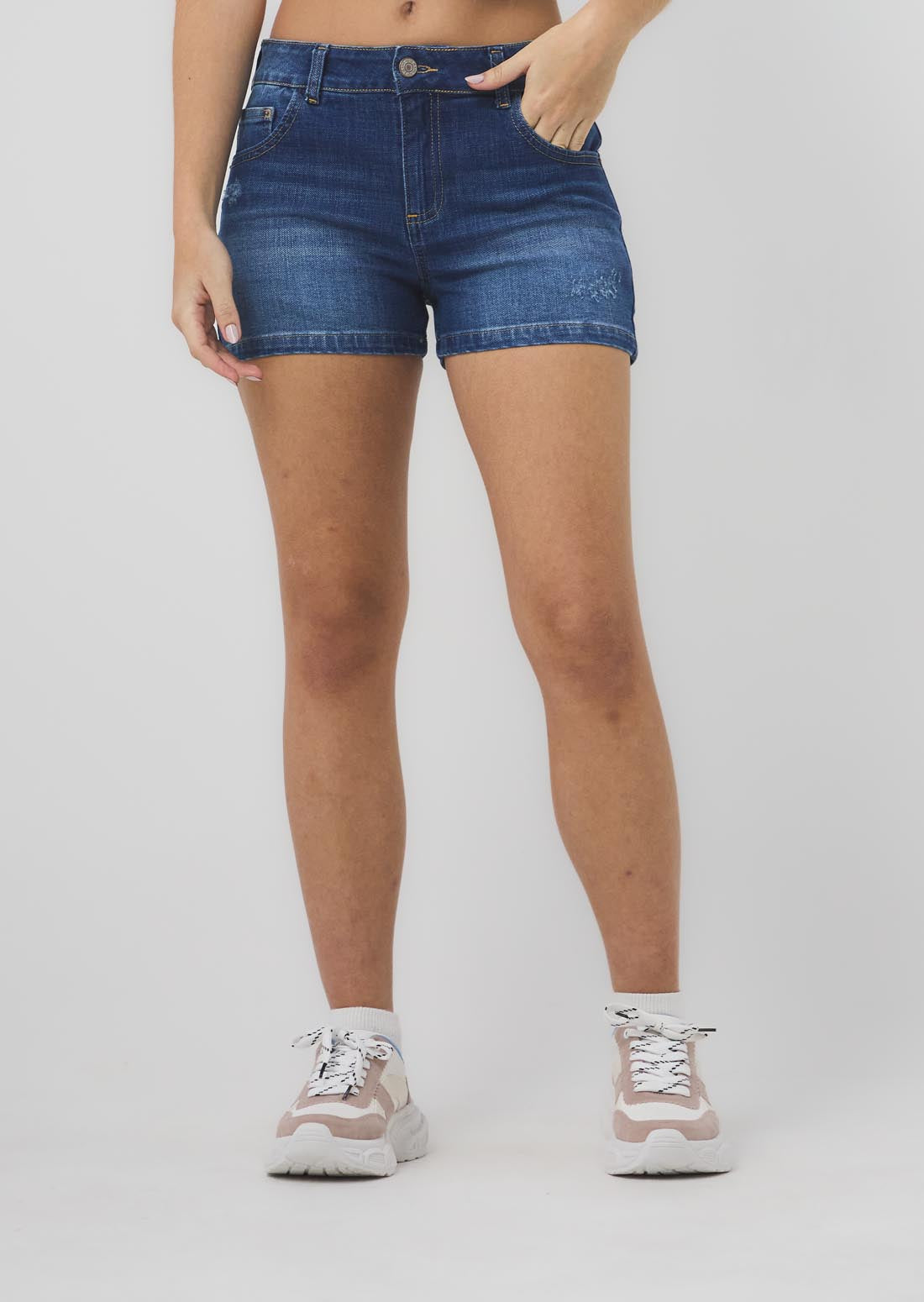 Short medio oscuro con bolsillos para jóvenes