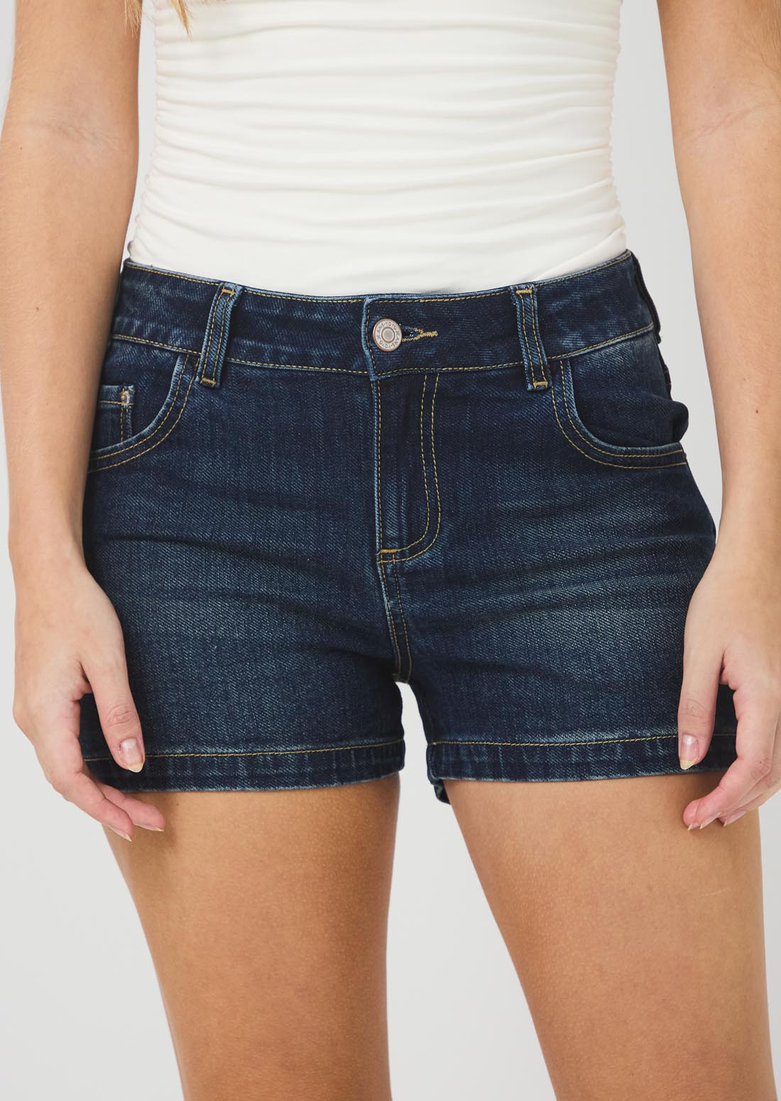 Short medio oscuro y tiro bajo para jóvenes