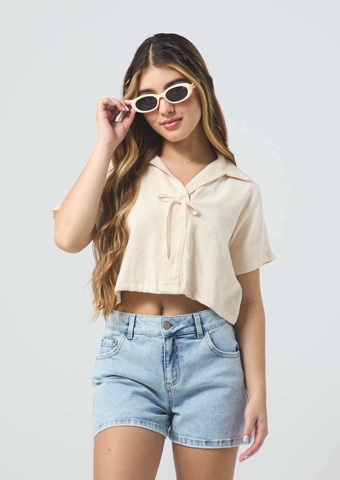 Short tiro alto tono claro para jóvenes