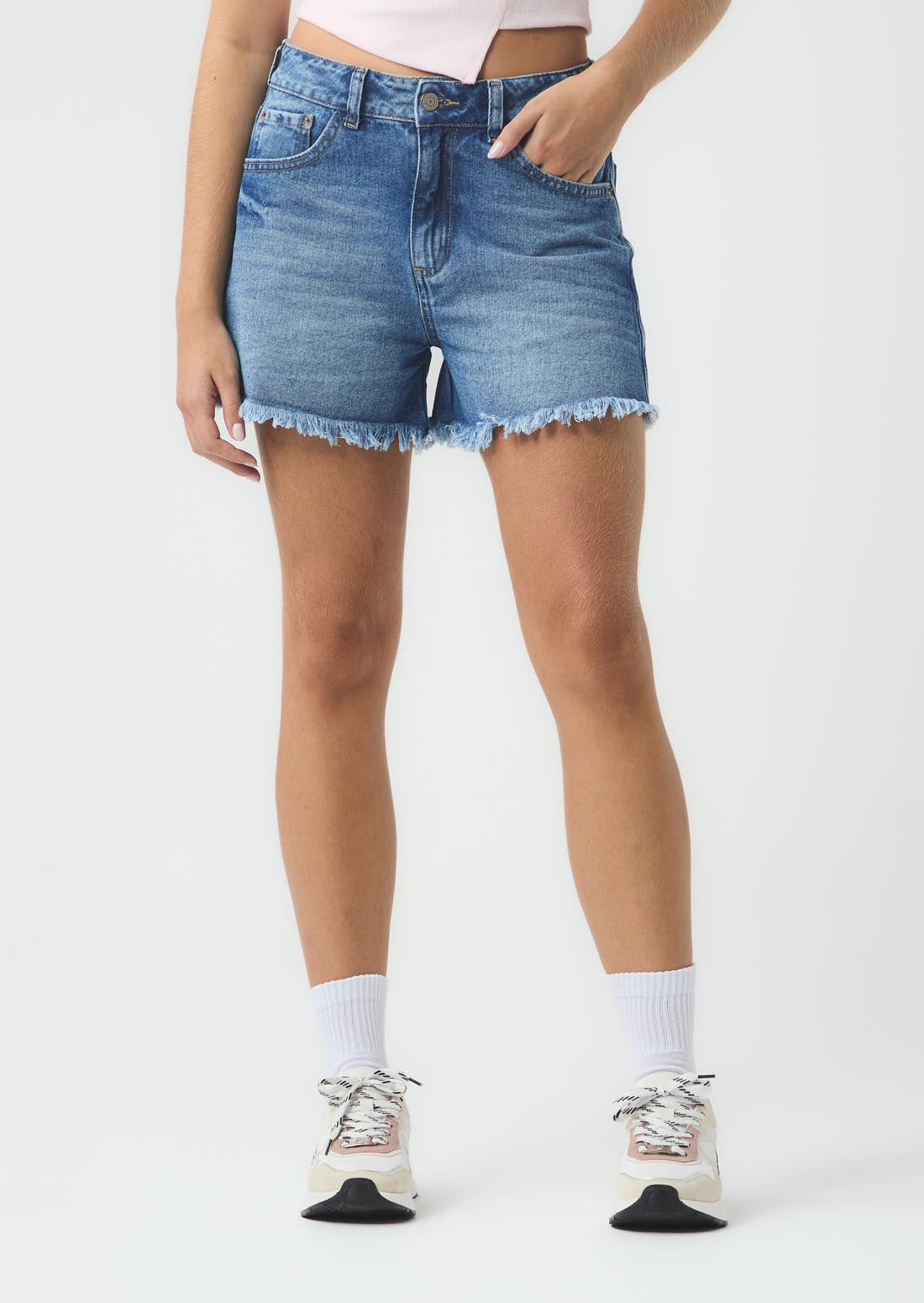 Short tono medio con ruedo desflecado para jóvenes