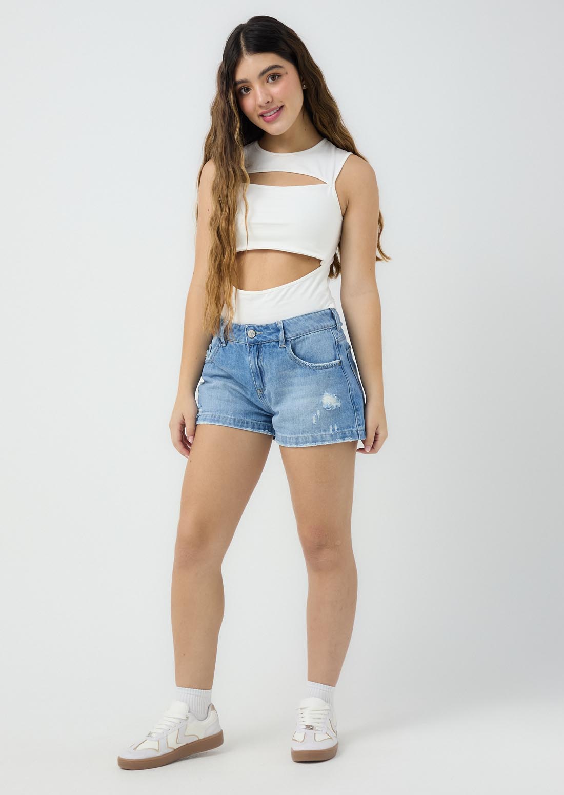 Short lavado claro descaderado para jóvenes