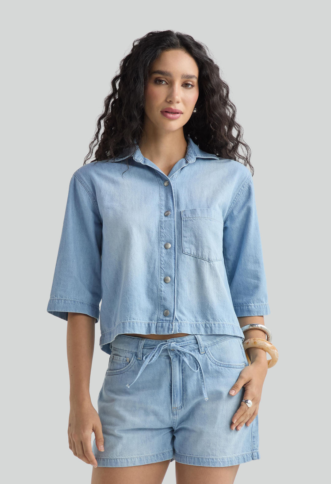 Short lavado claro con tira para anudar en frente para mujer