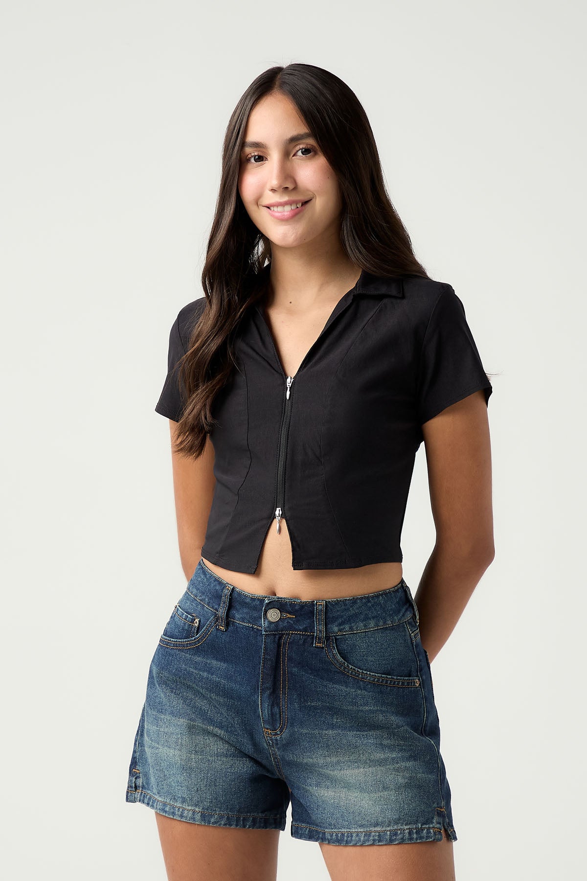 Short tono medio oscuro de tiro alto para jóvenes
