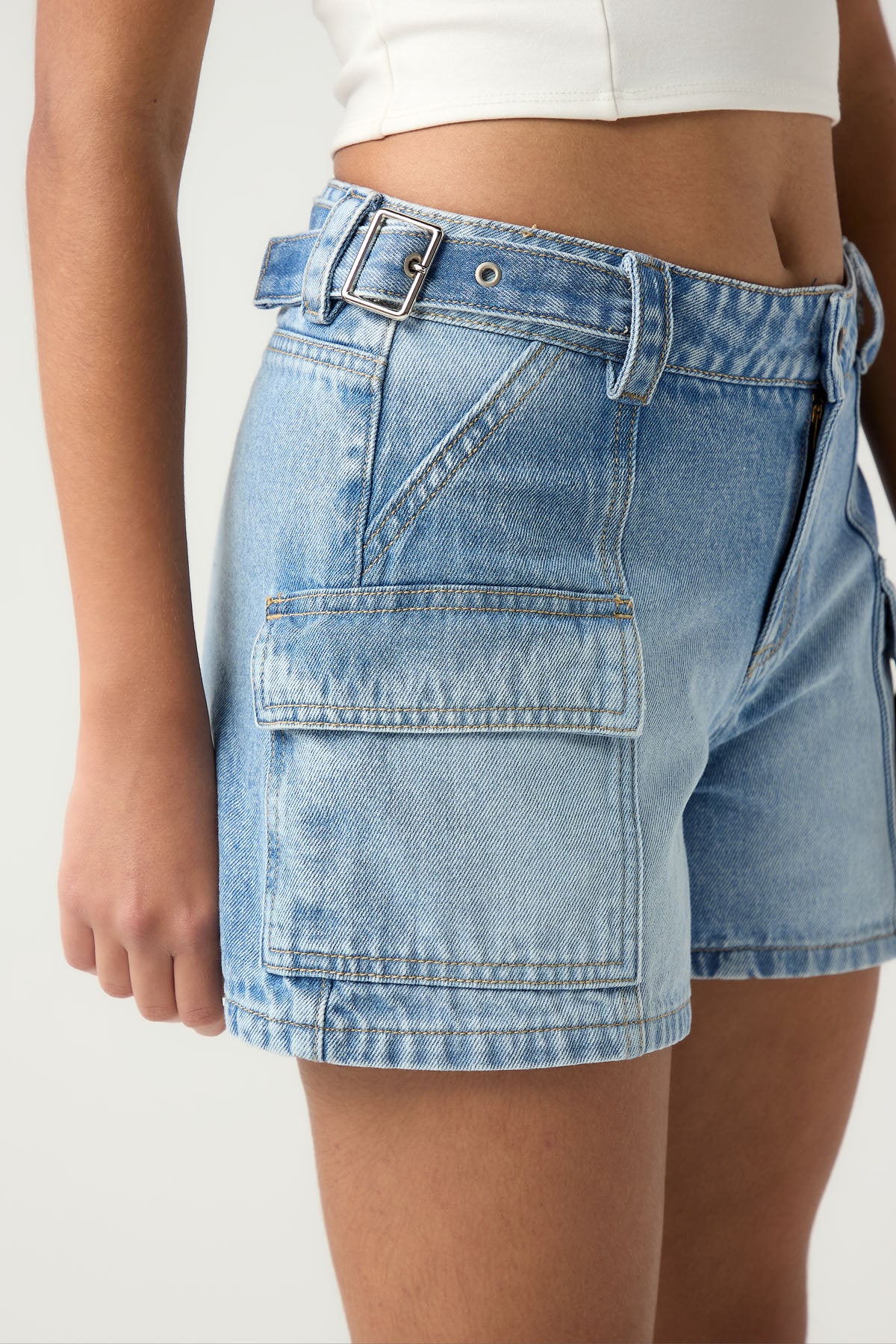Short tono claro en denim para jóvenes