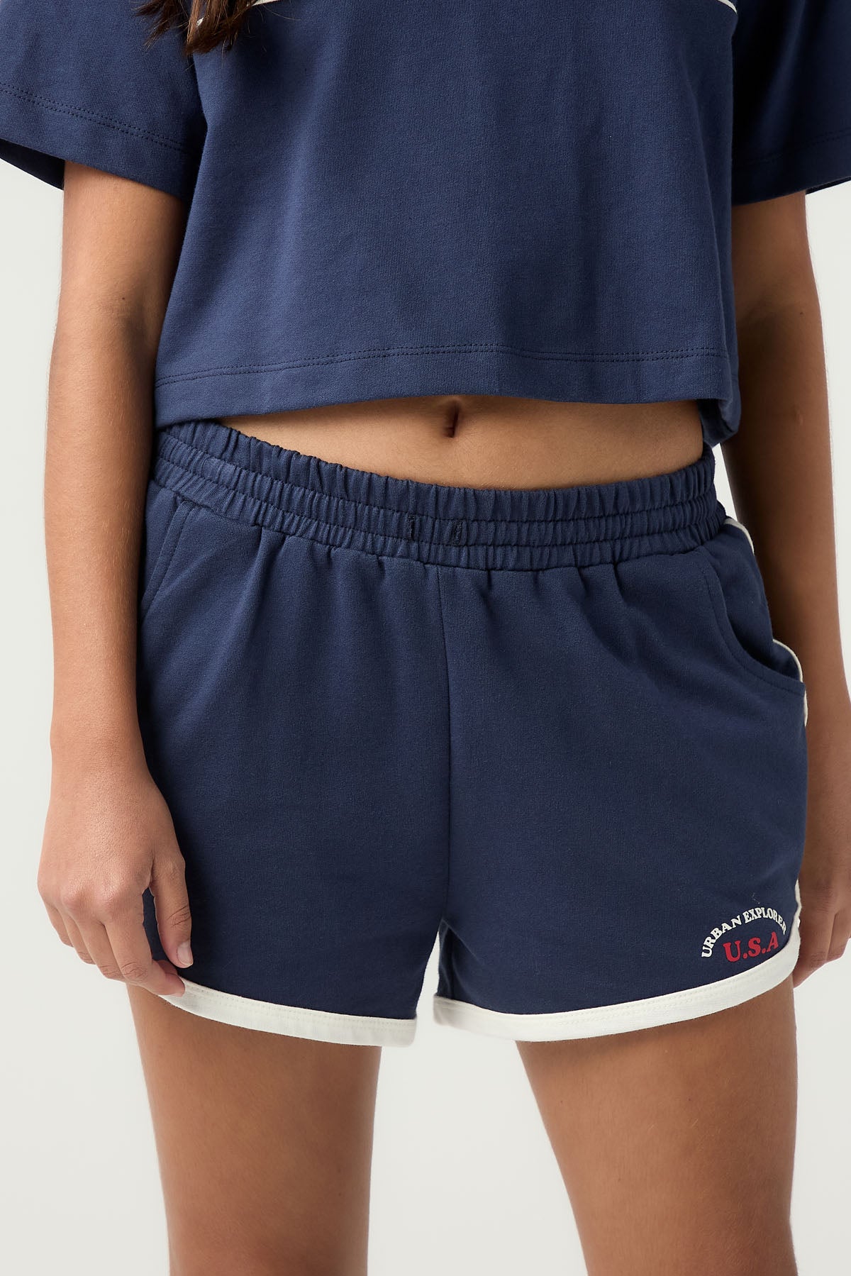 Short azul oscuro con sesgos en contraste para jóvenes