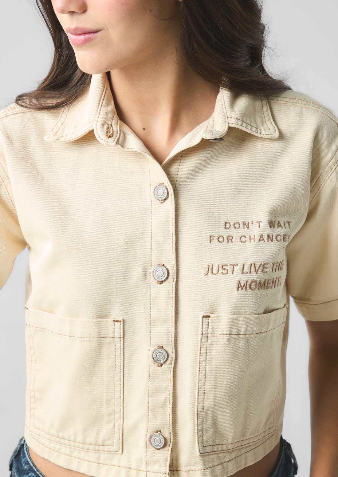 Sobrecamisa crop arena de manga corta para jóvenes