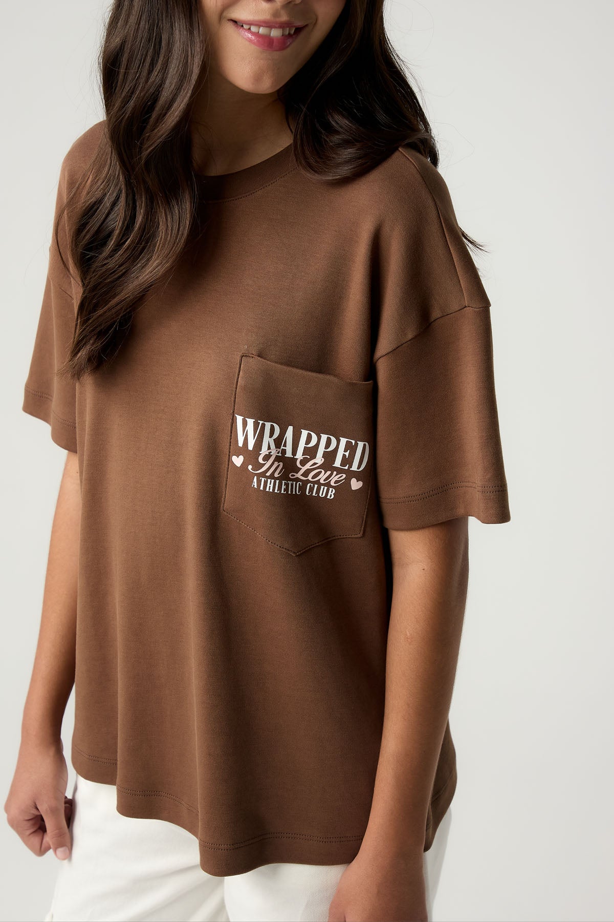 Camiseta oversize café medio estampada para jóvenes