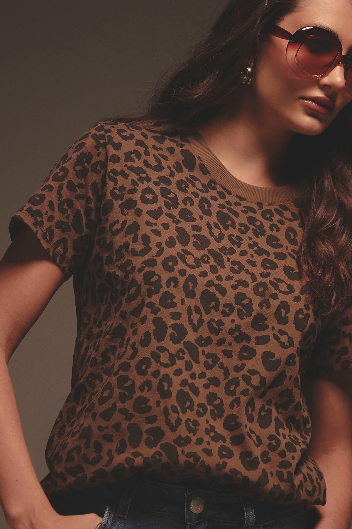 Camiseta café oscuro de manga corta para mujer