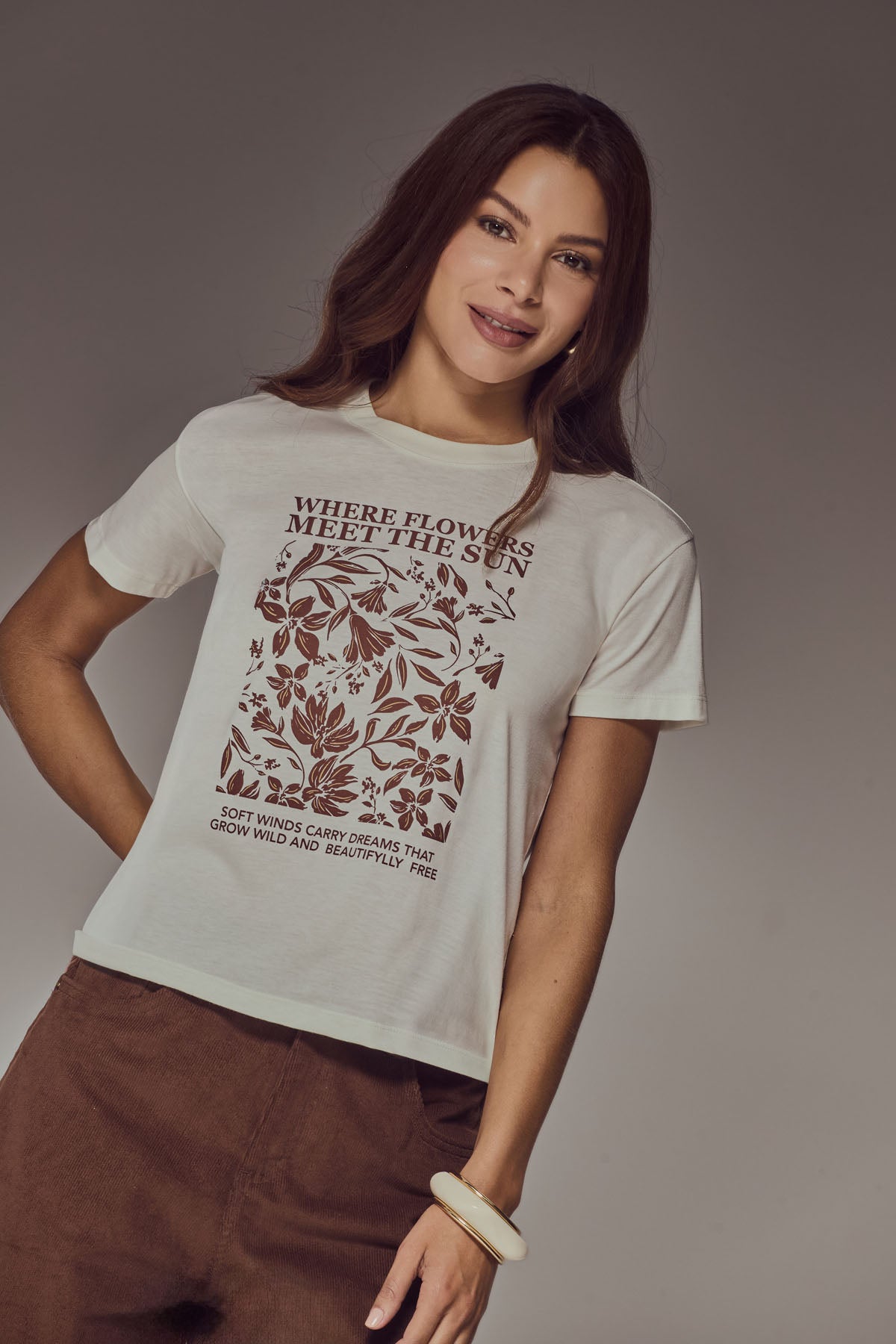 Camiseta de color marfil con estampado y manga corta para mujer