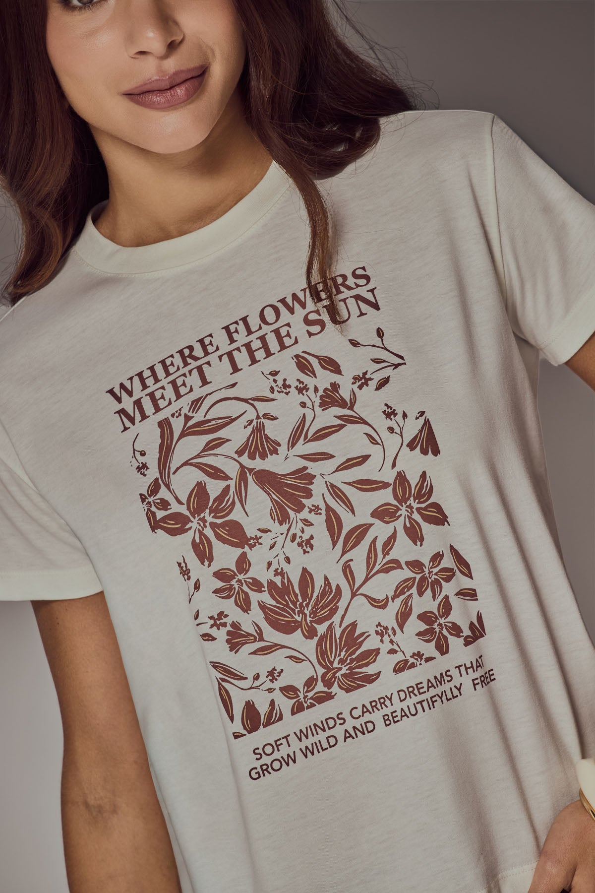 Camiseta de color marfil con estampado y manga corta para mujer