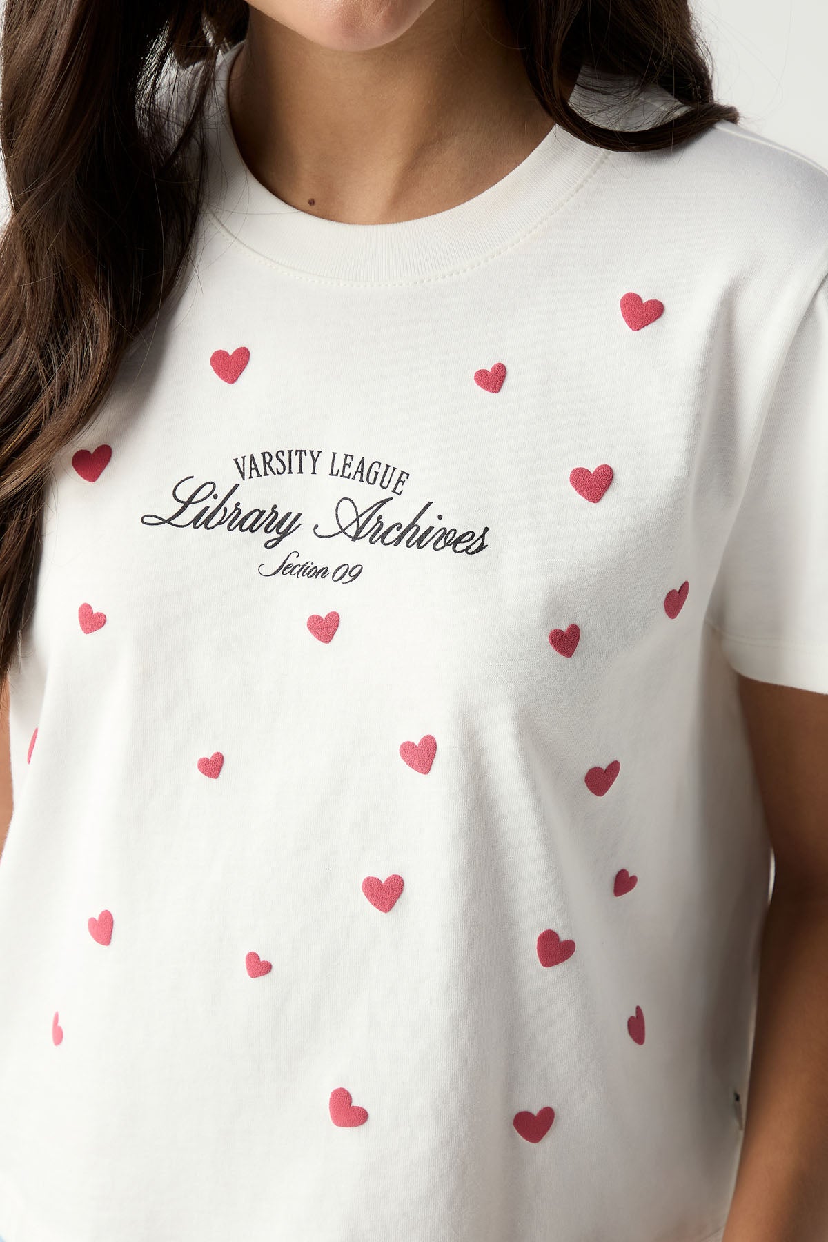 Camiseta marfil con estampado delantero para jóvenes