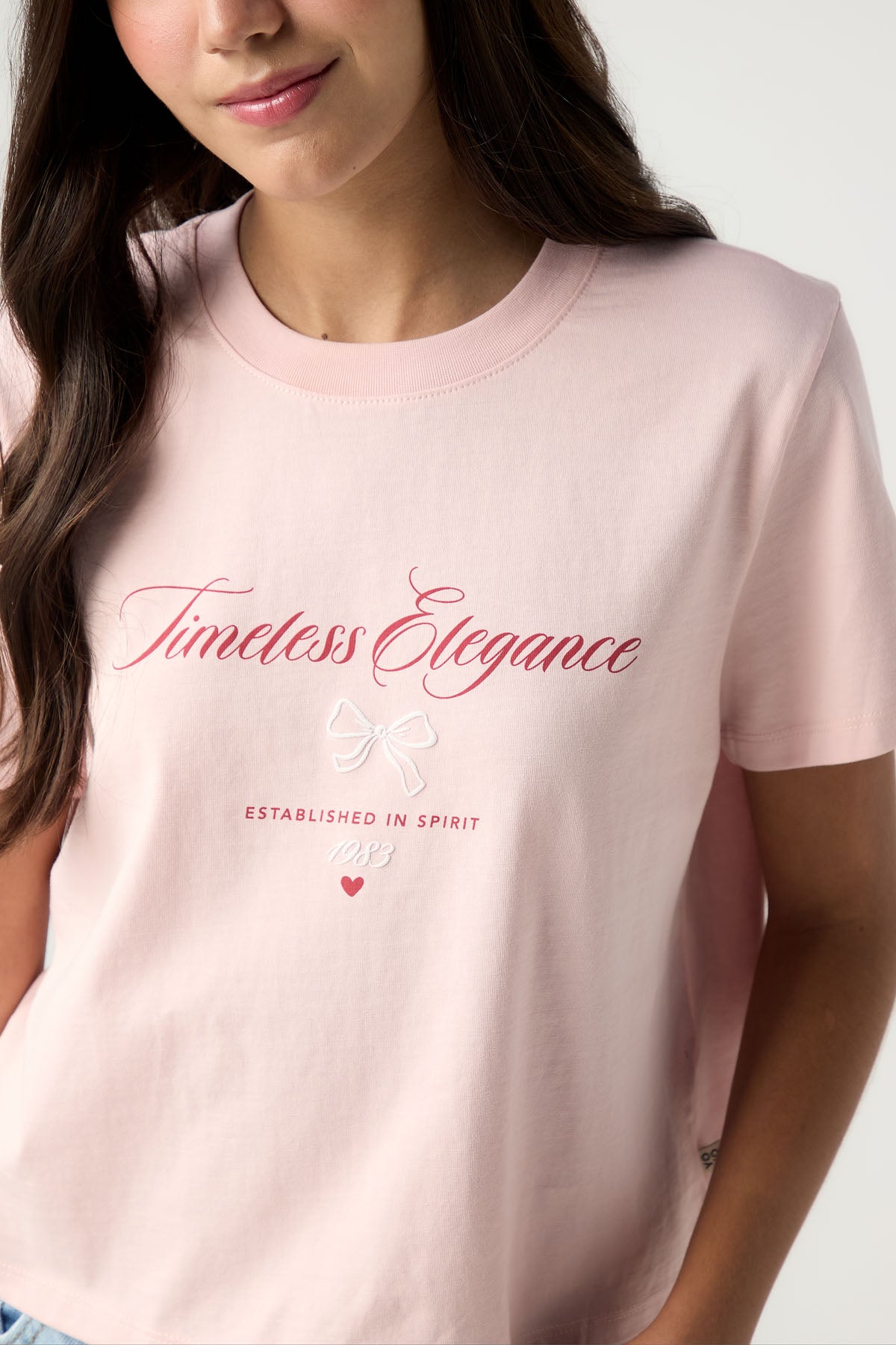 Camiseta rosa claro con estampado delantero para jóvenes