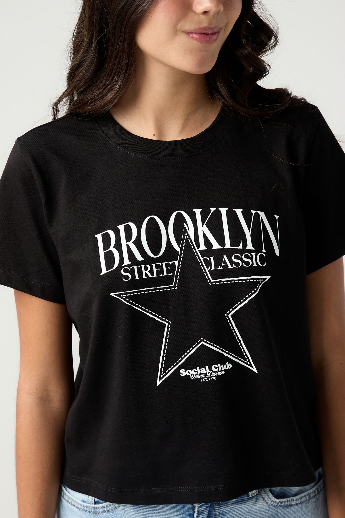 Camiseta negra de cuello redondo para jóvenes