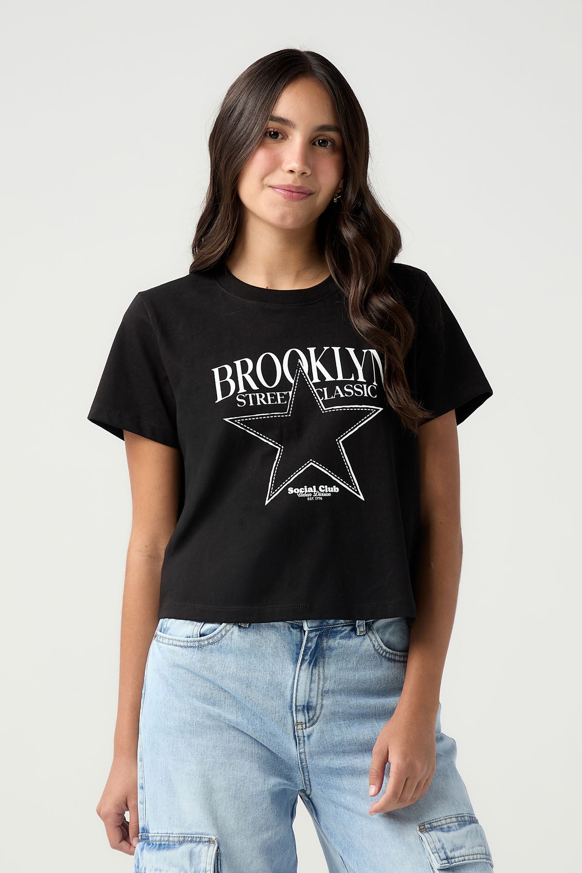 Camiseta negra de cuello redondo para jóvenes
