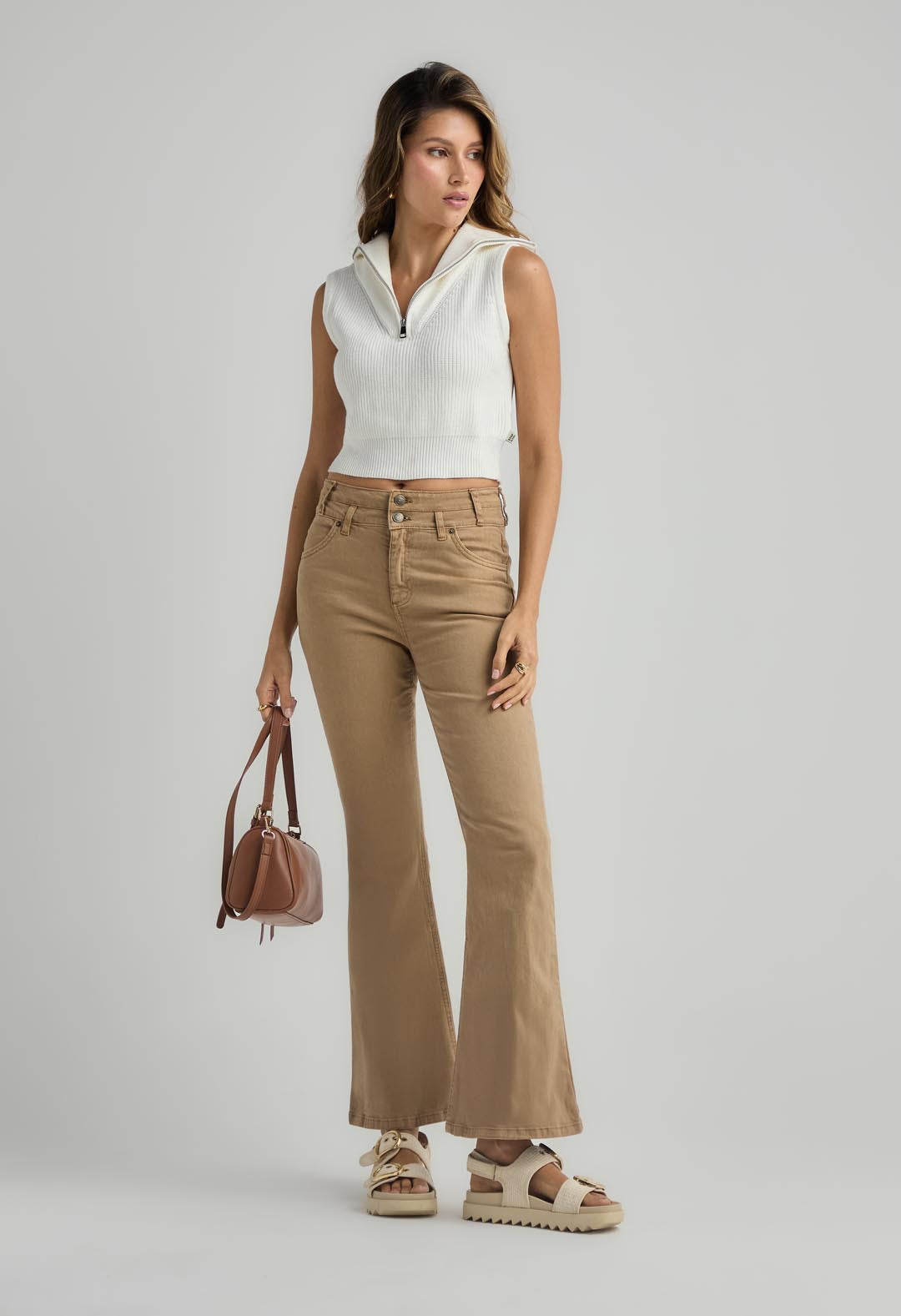 Pantalón tejano arena con doble pretina para mujer