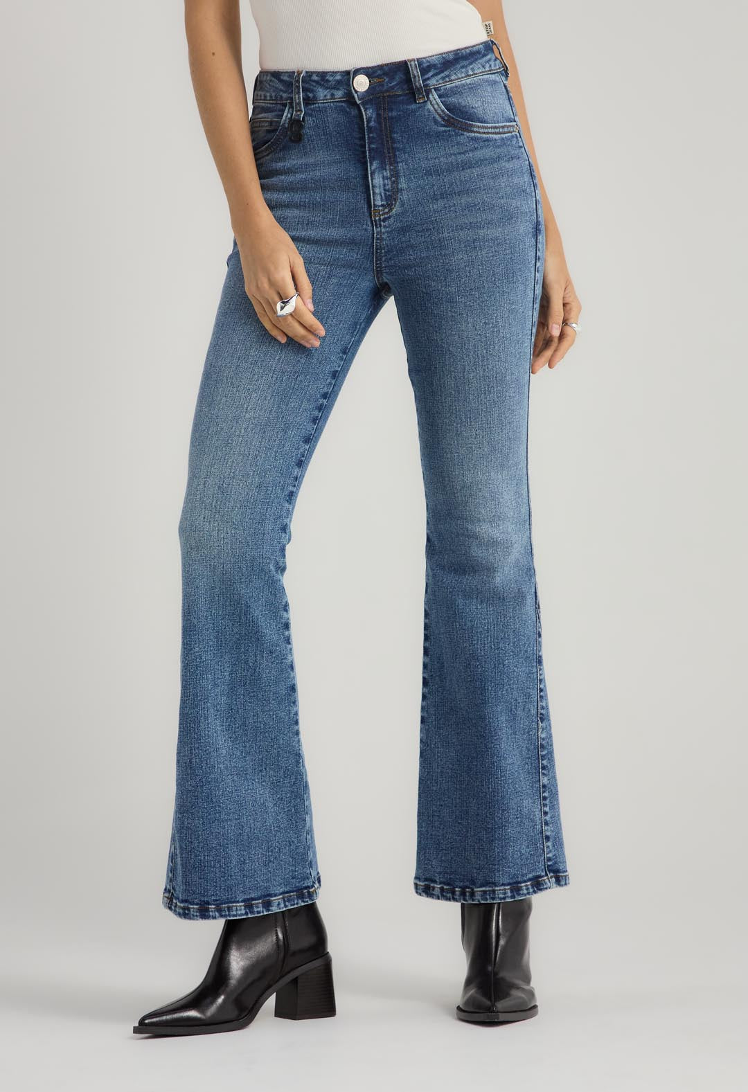 Jean tejano tono medio con bota semi campana para mujer