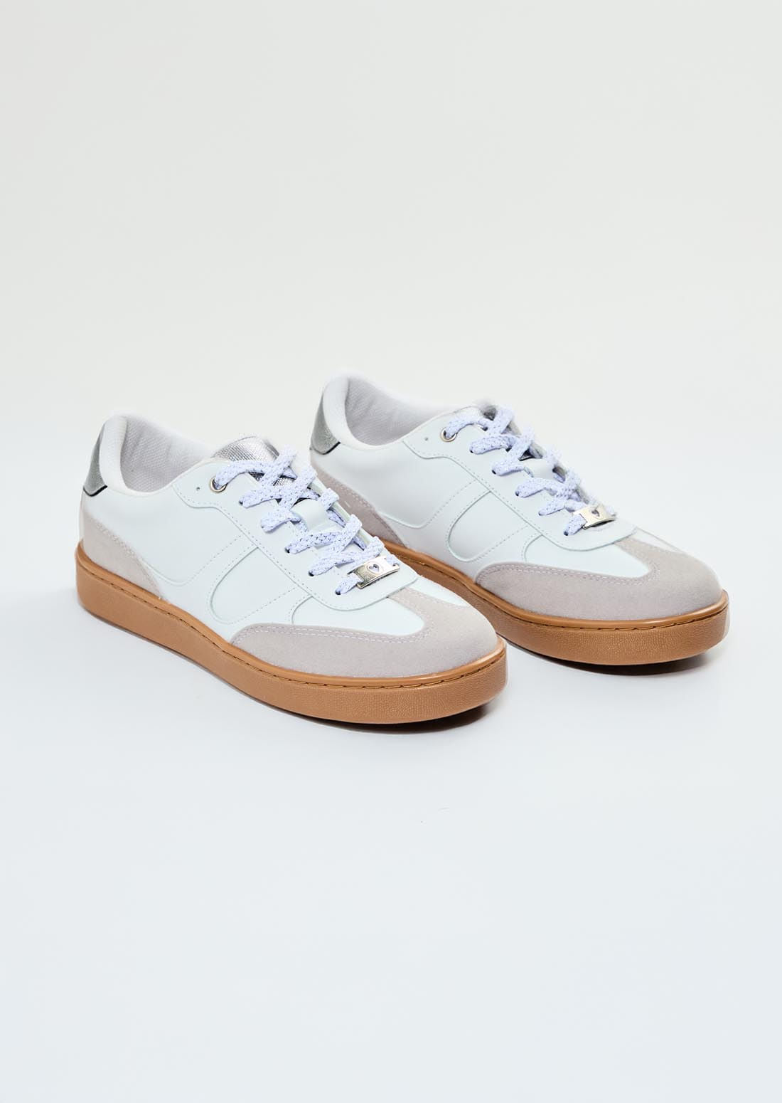 Tenis blancos con bigotera para jóvenes