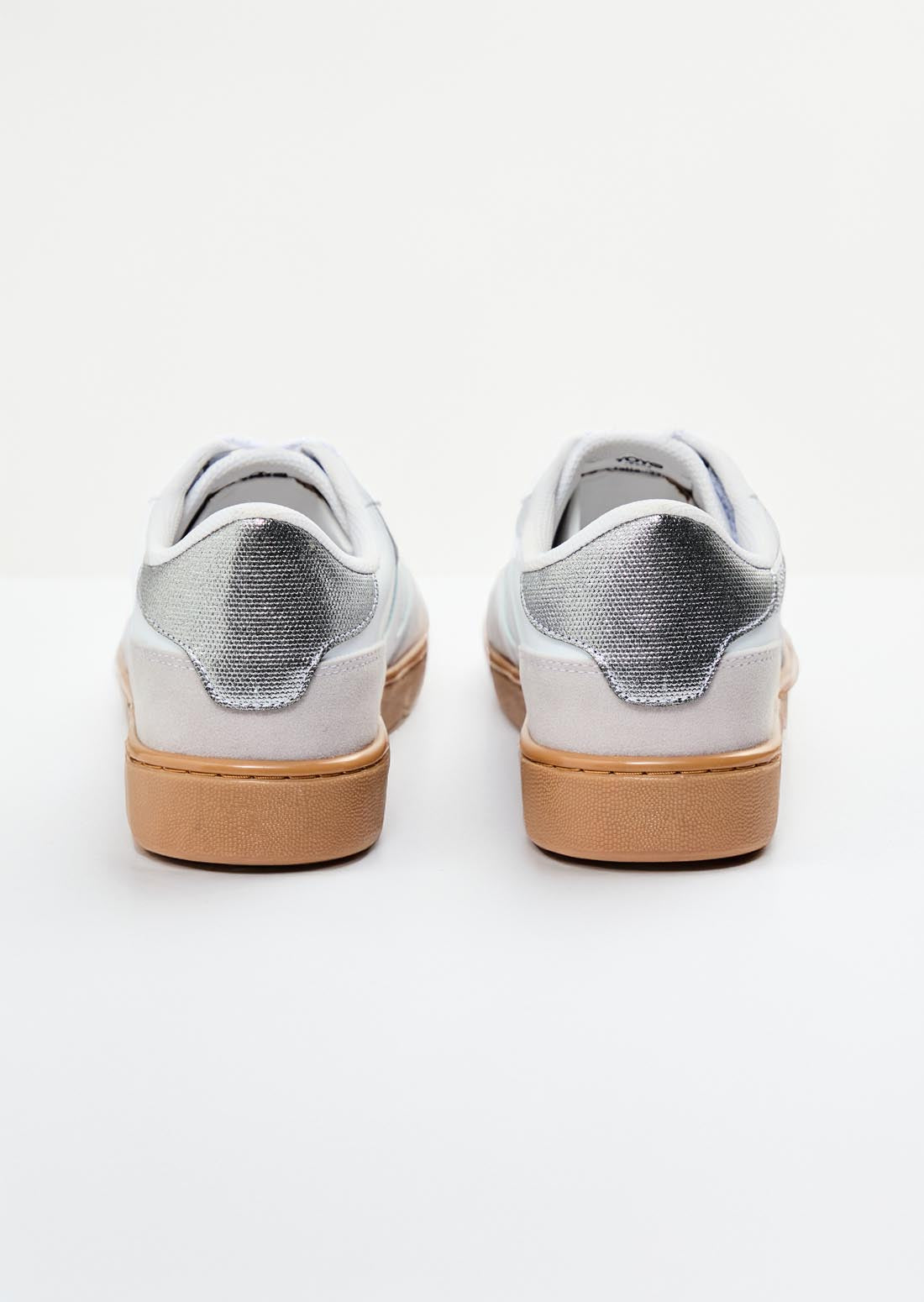 Tenis blancos con bigotera para jóvenes