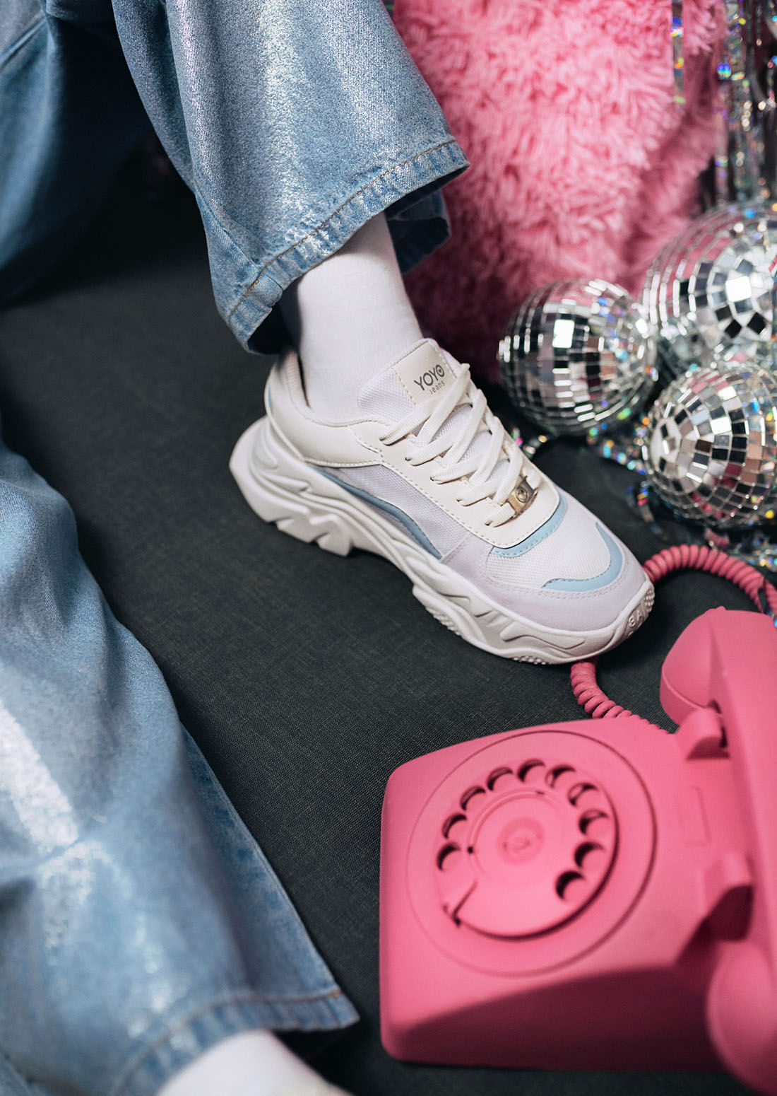 Tenis blancos con líneas para adolescentes