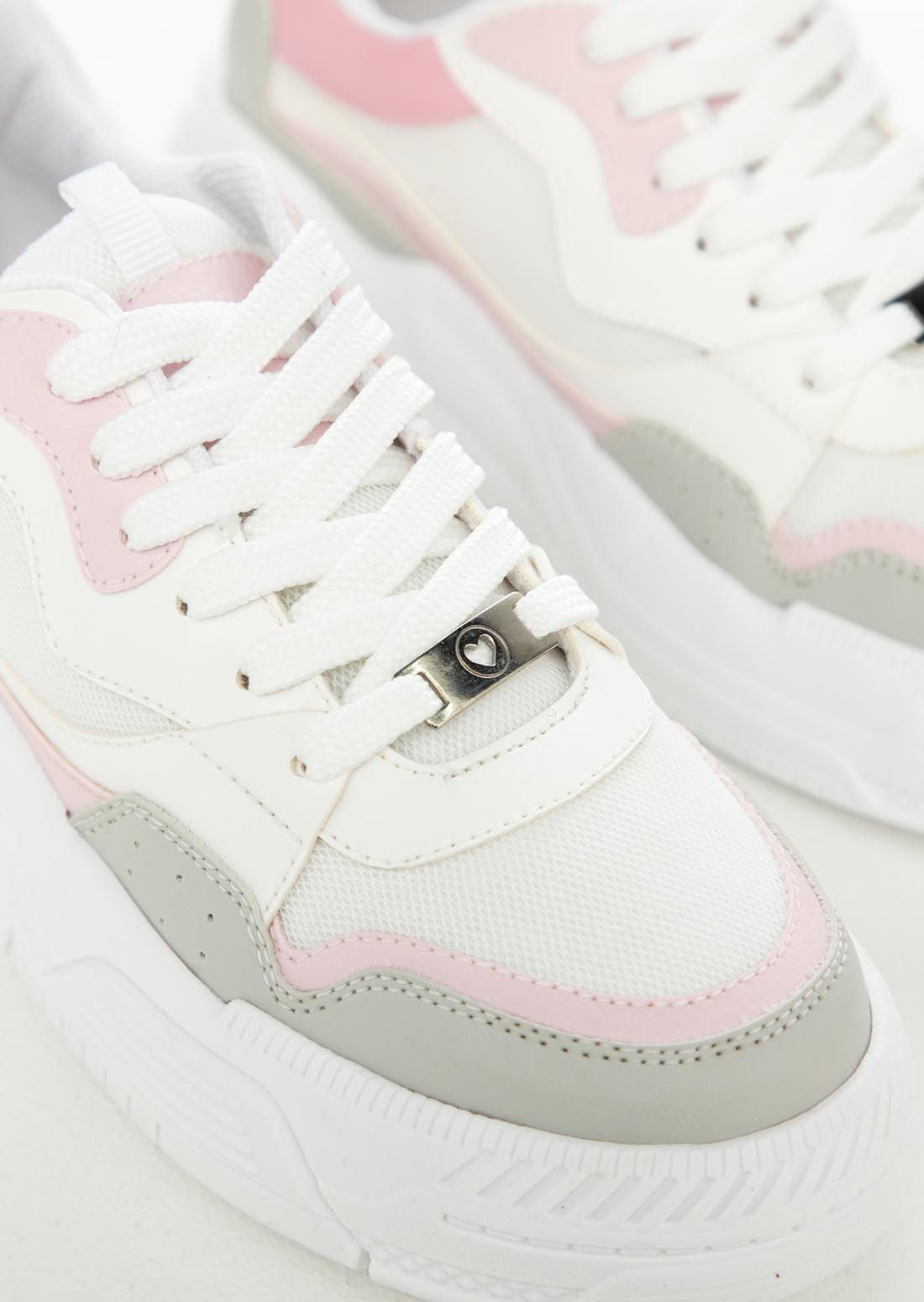 Tenis blancos con cortes para adolescentes