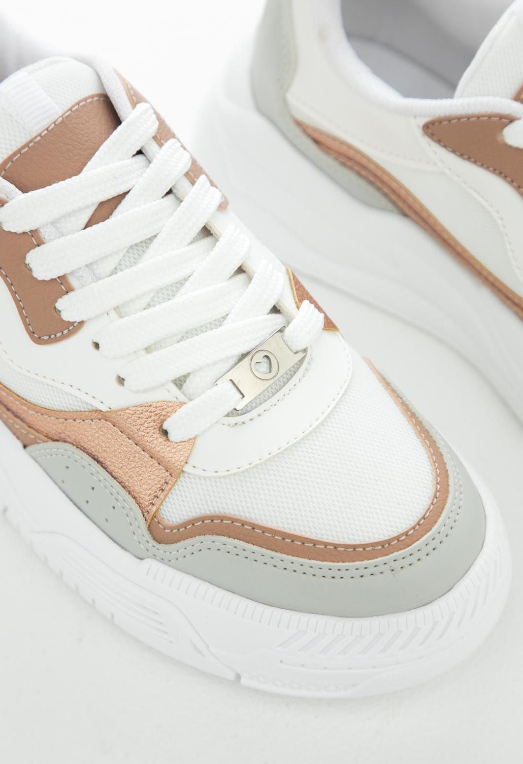 Tenis blancos con contraste para adolescentes