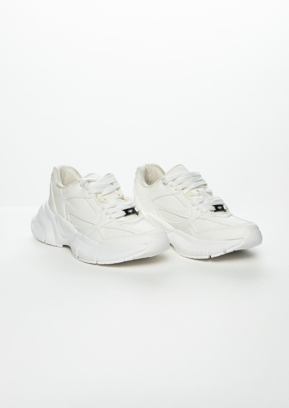 Tenis deportivos blancos para jóvenes