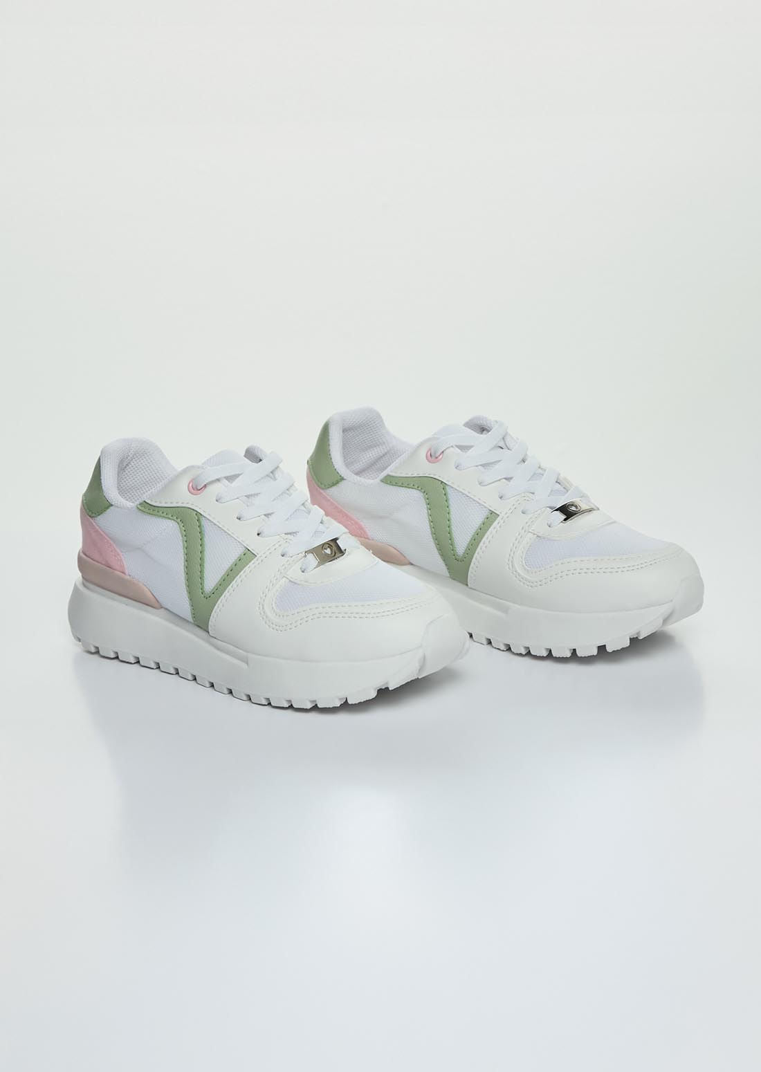 Tenis verdes con apliques para adolescentes