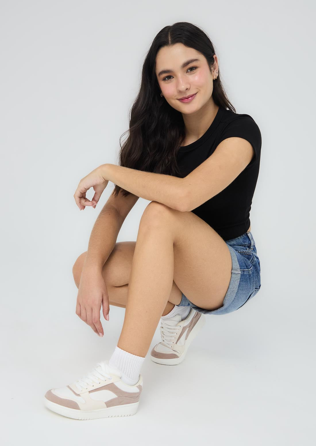 Tenis color marfil con piezas en contraste