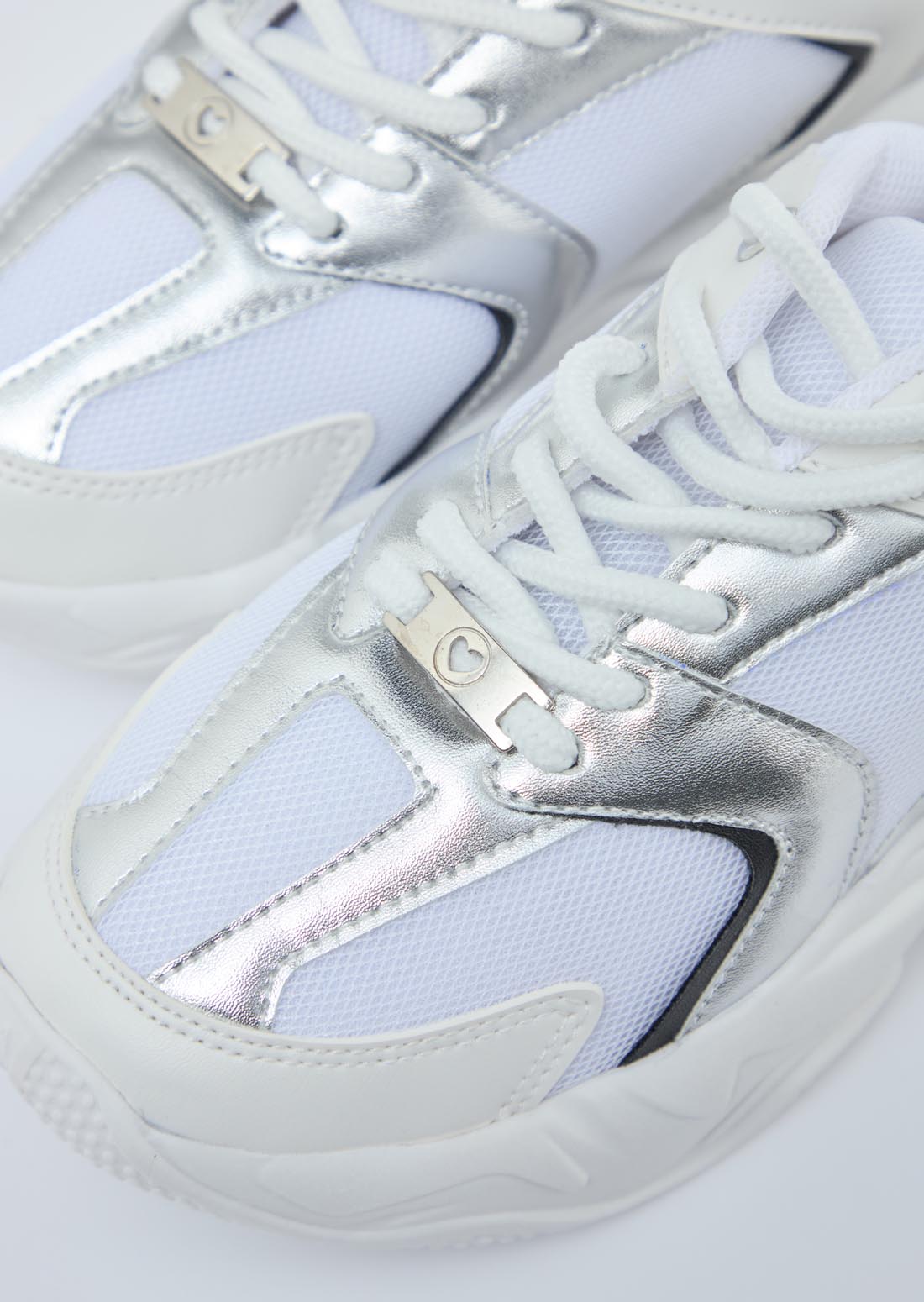 Tenis blancos con suela chunky para adolescentes